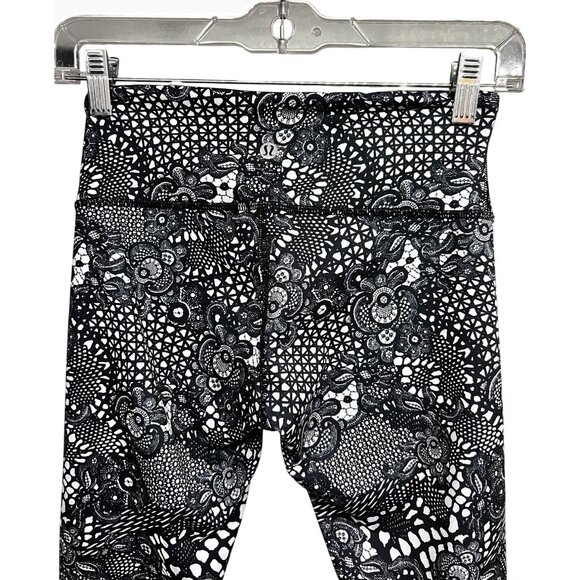 Lululemon Wunder Under Crop III Pretty Lace White Black Sz 4 Moisture Wicking - Picture 9 of 11